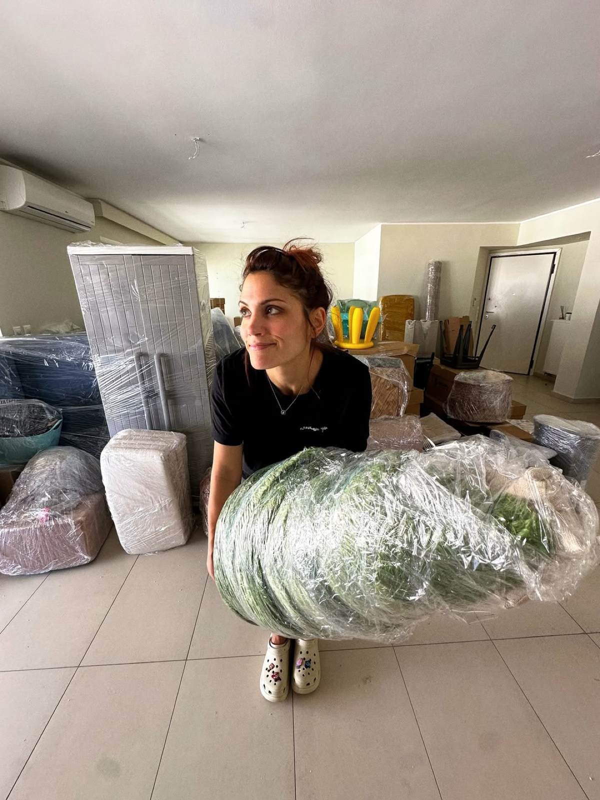 Η Μαίρη Συνατσάκη με τα πράγματά της σε κούτες