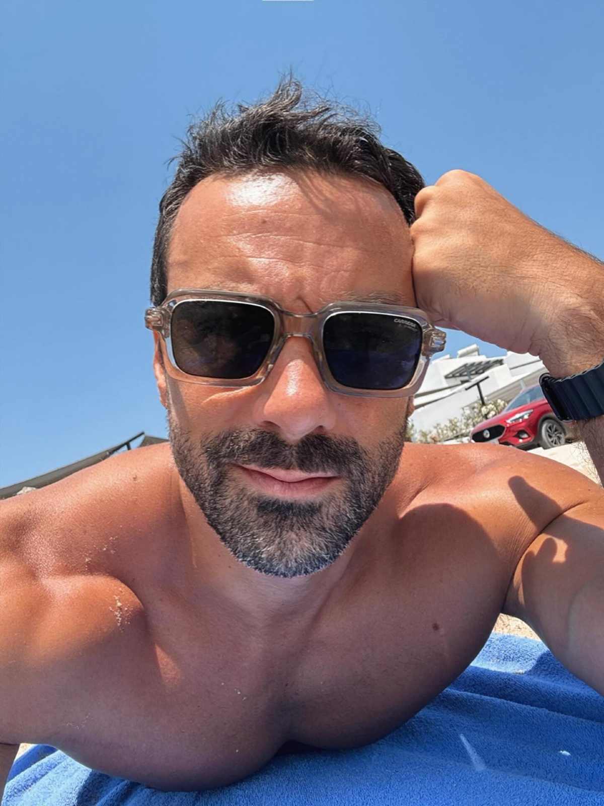 Τανιμανίδης – Μπόμπα: Διακοπές στην Πάρο με τις κόρες τους και τη γιαγιά - Τα παιχνίδια, οι βουτιές και οι βόλτες