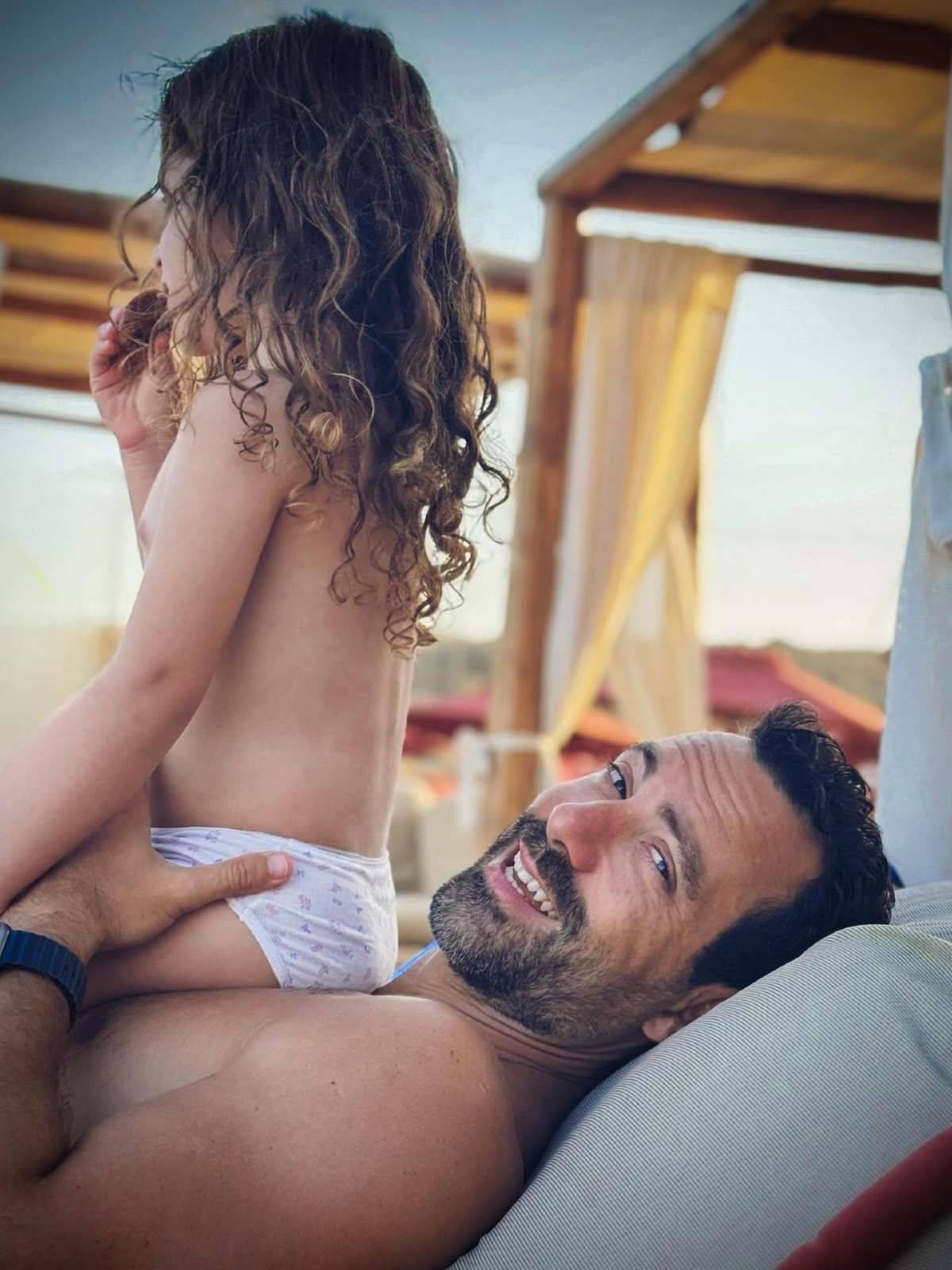 Τανιμανίδης – Μπόμπα: Διακοπές στην Πάρο με τις κόρες τους και τη γιαγιά - Τα παιχνίδια, οι βουτιές και οι βόλτες