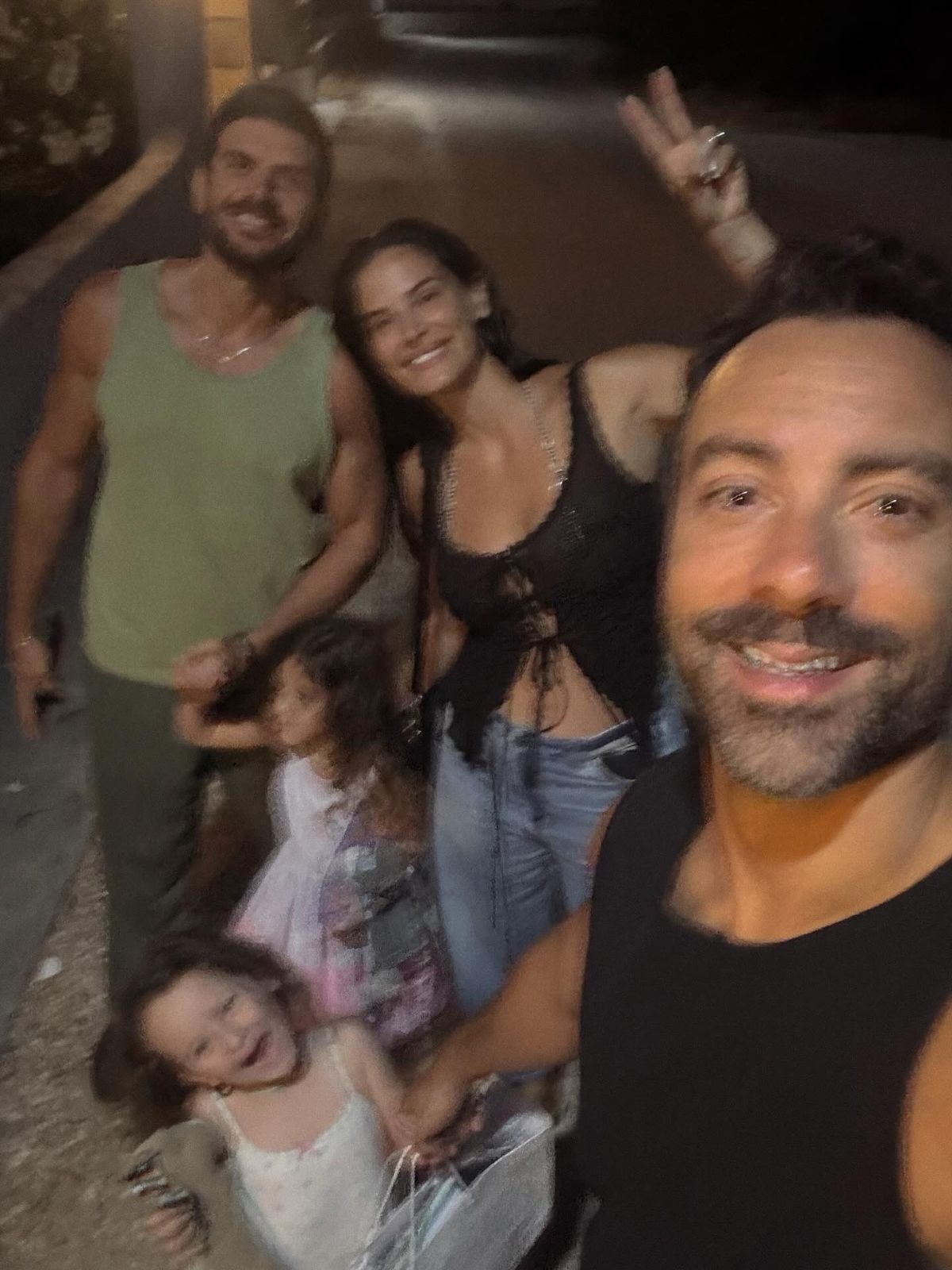 Τανιμανίδης – Μπόμπα: Διακοπές στην Πάρο με τις κόρες τους και τη γιαγιά - Τα παιχνίδια, οι βουτιές και οι βόλτες