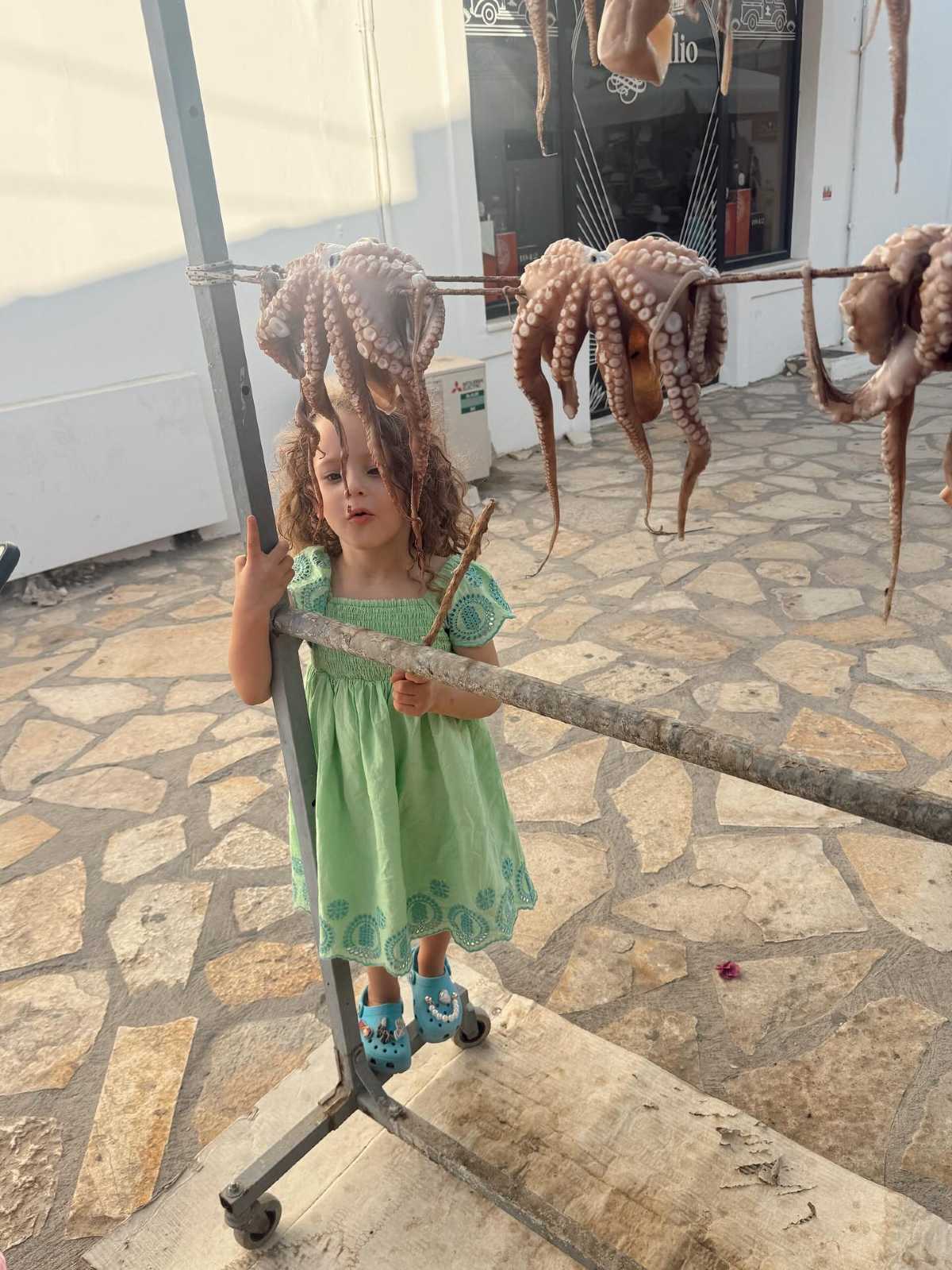 Τανιμανίδης – Μπόμπα: Διακοπές στην Πάρο με τις κόρες τους και τη γιαγιά - Τα παιχνίδια, οι βουτιές και οι βόλτες