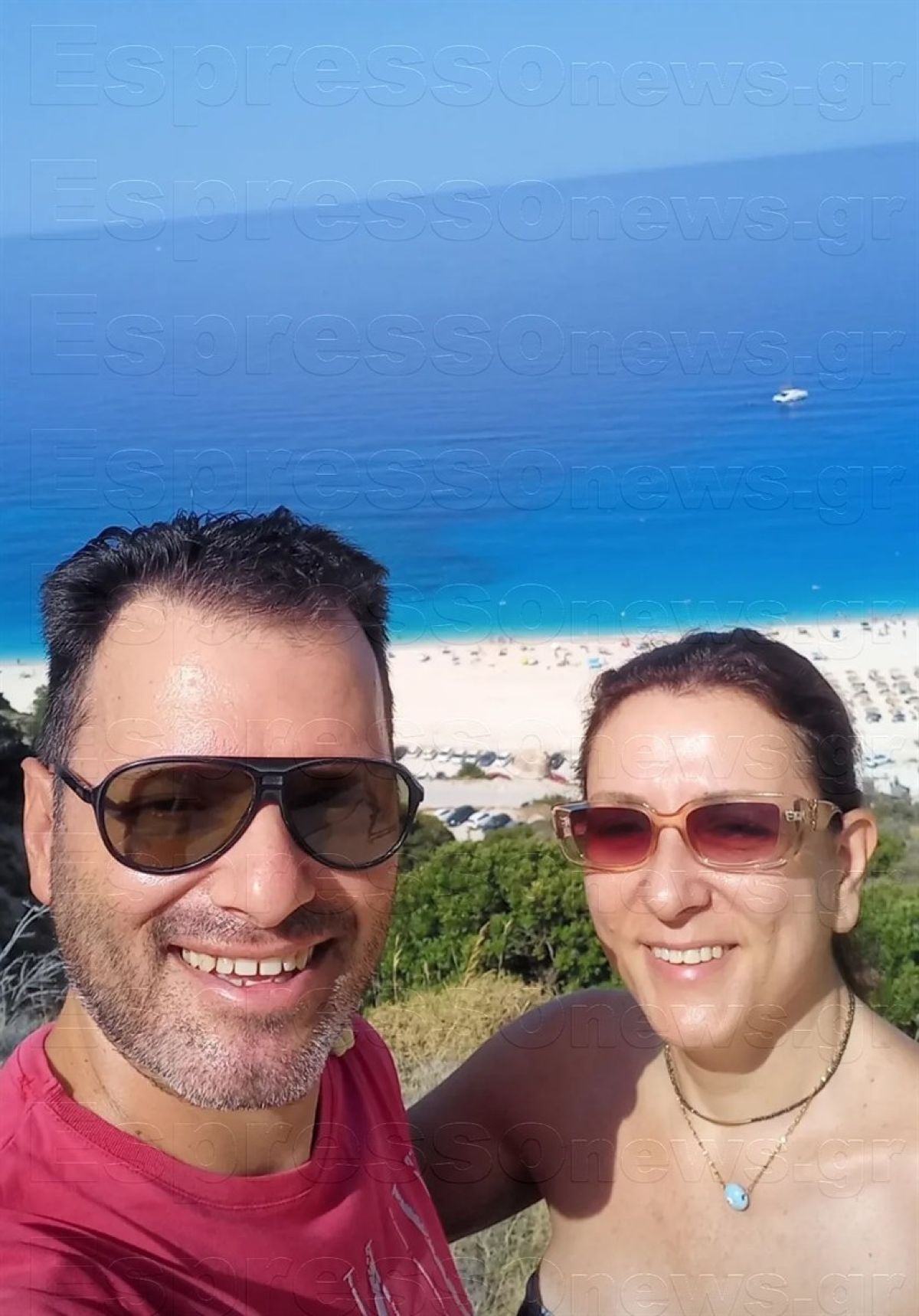 Ο Τάσος Τεργιάκης με την σύζυγό του μπροστά από την θάλασσα