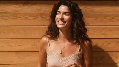 H Τόνια Σωτηροπούλου με μπεζ φόρεμα