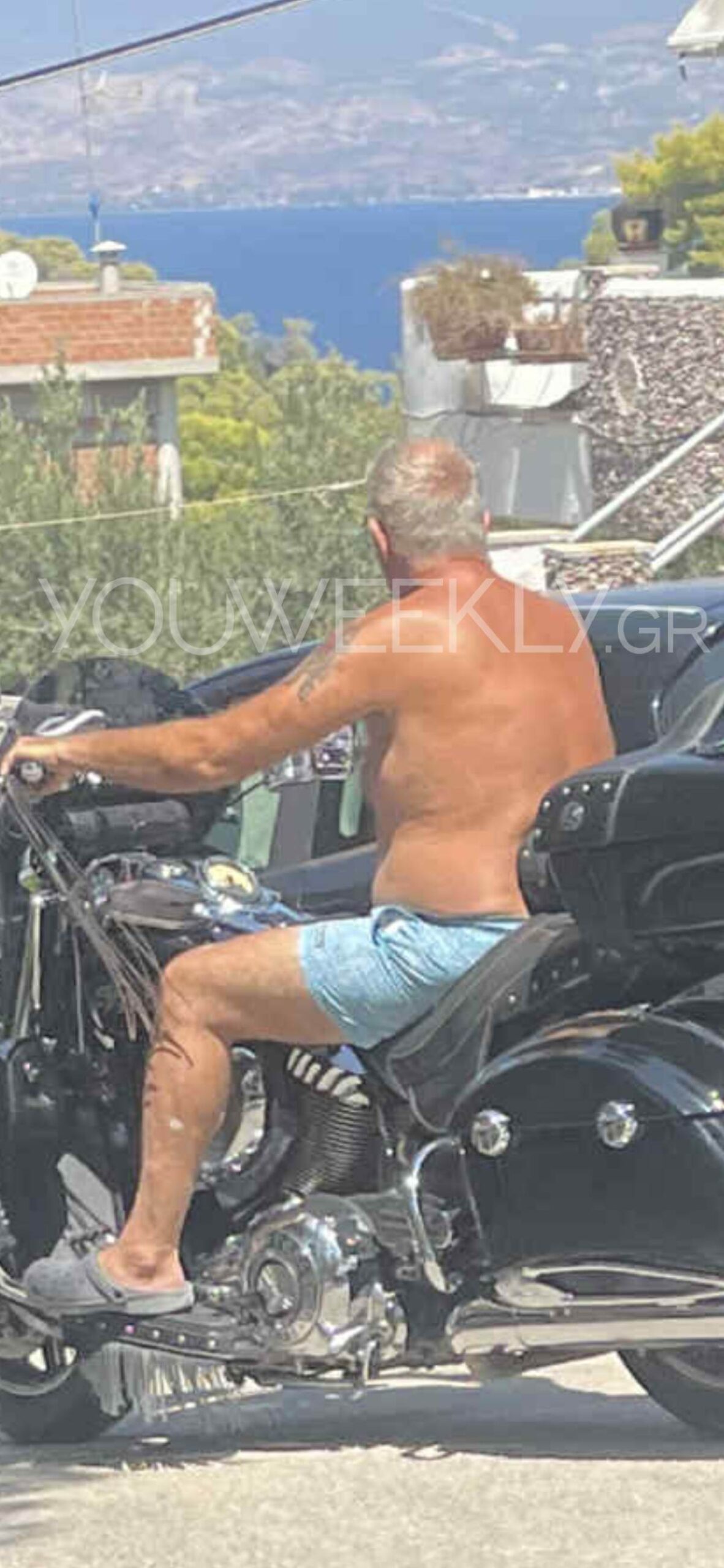 Ο Πασχάλης Τσαρούχας με τη μηχανή του