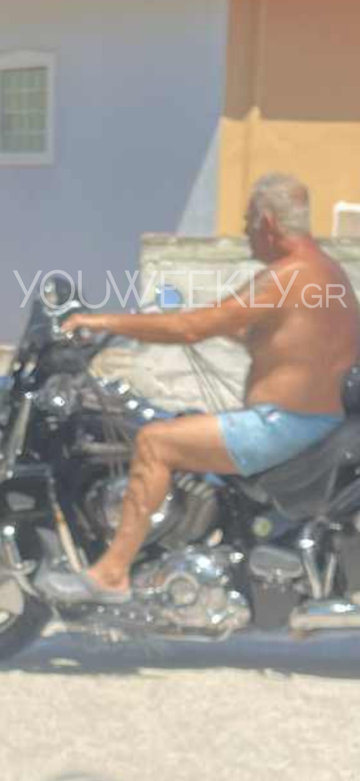 Ο Πασχάλης Τσαρούχας με τη μηχανή του