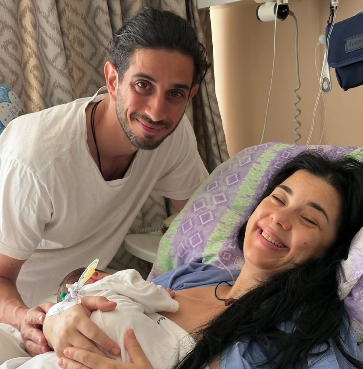 Η Άννα Τσουκαλά με το μωρό της και τον σύζυγό της