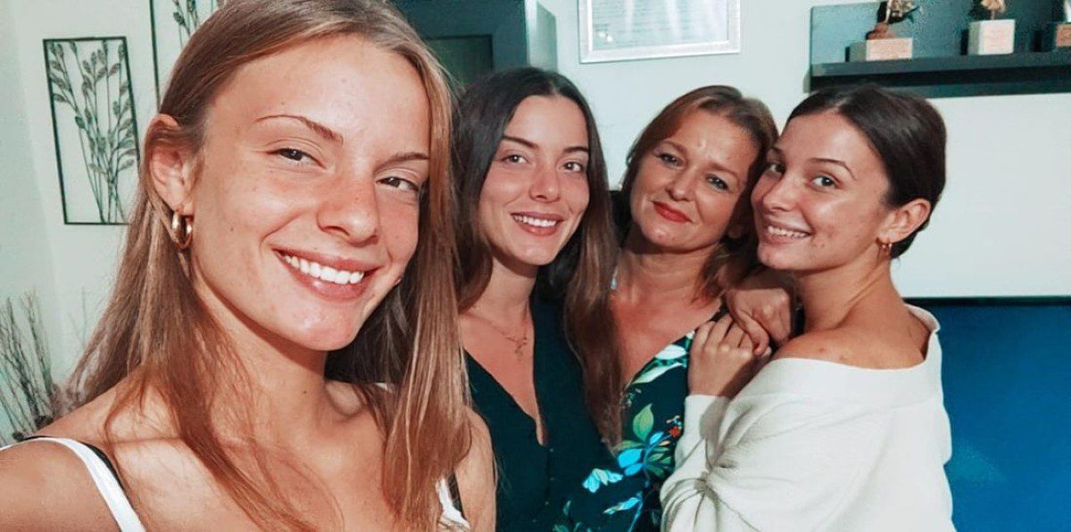 Η Ελίνα Τζένγκο με την μητέρα της και τις αδελφές της