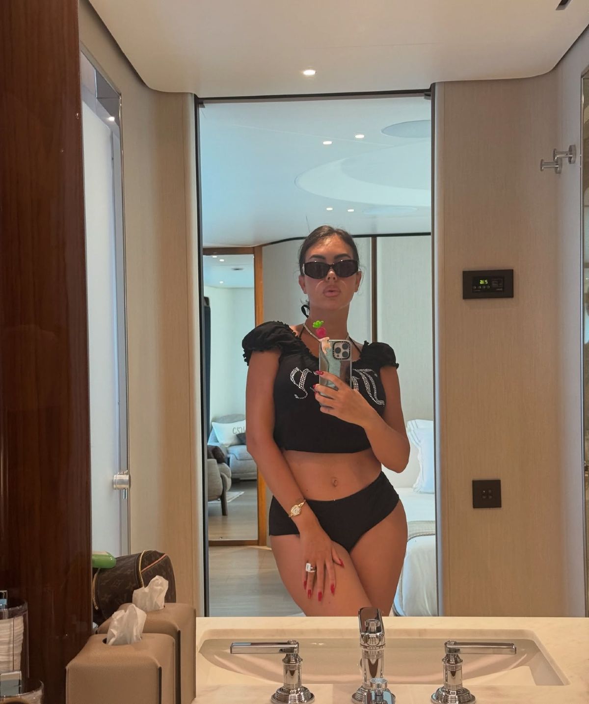 Η selfie της Τζορτζίνας στο σκάφος