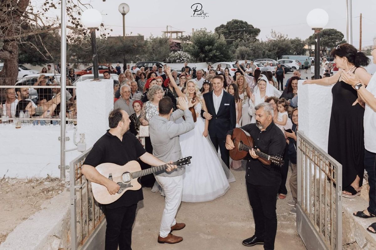 Ο Στράτος Τζώρτζογλου και η Σοφία Μαριόλα στον γάμο τους