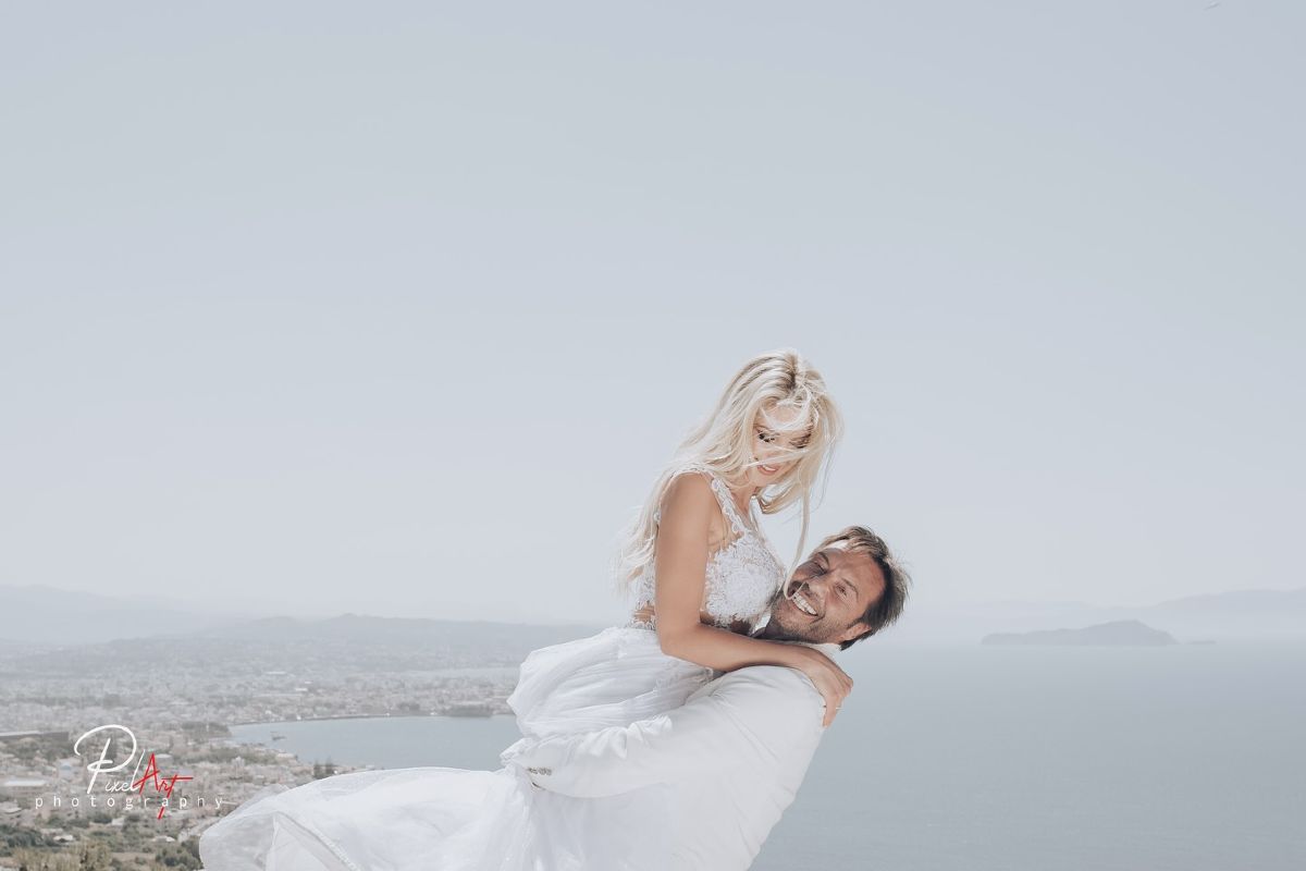 Ο Στράτος Τζώρτζογλου και η Σοφία Μαριόλα στον γάμο τους