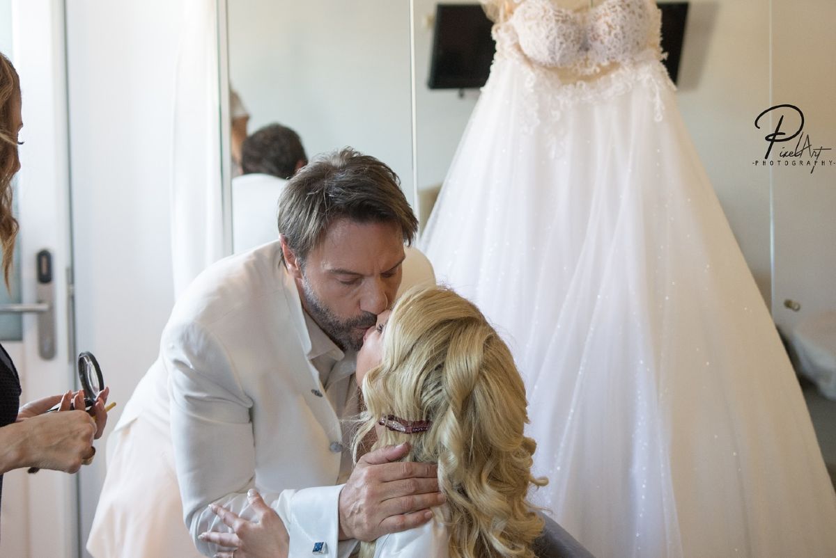 Ο Στράτος Τζώρτζογλου και η Σοφία Μαριόλα στον γάμο τους