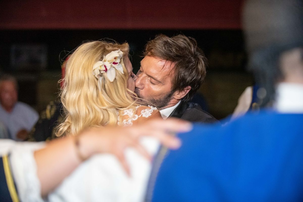 Ο Στράτος Τζώρτζογλου και η Σοφία Μαριόλα στον γάμο τους