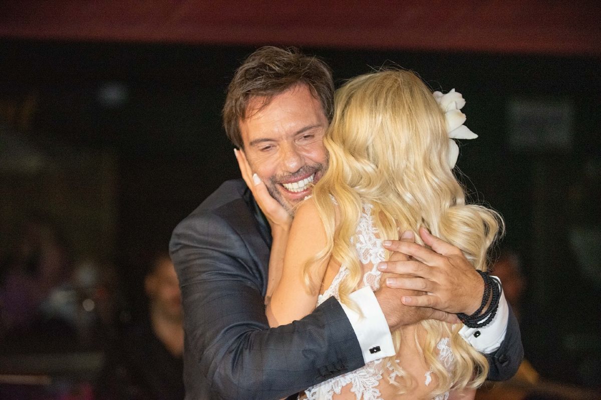 Ο Στράτος Τζώρτζογλου και η Σοφία Μαριόλα στον γάμο τους