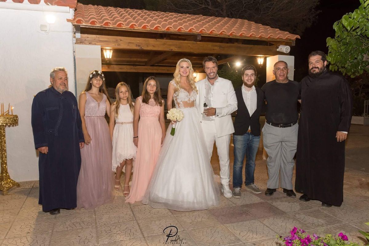 Ο Στράτος Τζώρτζογλου και η Σοφία Μαριόλα στον γάμο τους