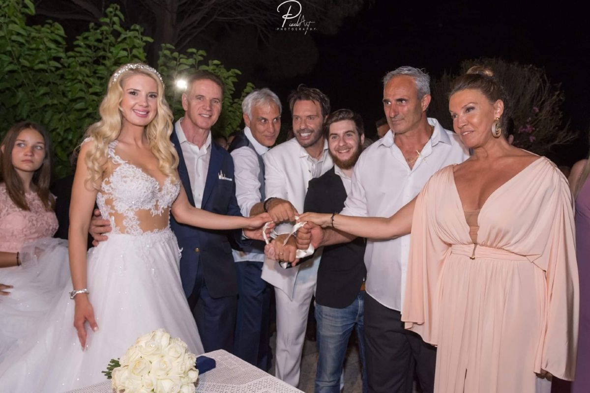 Ο Στράτος Τζώρτζογλου και η Σοφία Μαριόλα στον γάμο τους