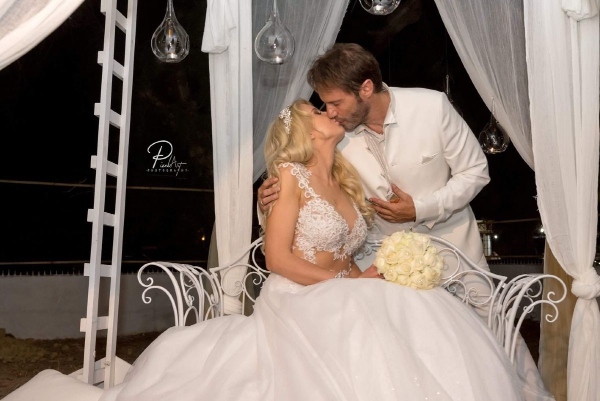 Ο Στράτος Τζώρτζογλου και η Σοφία Μαριόλα στον γάμο τους