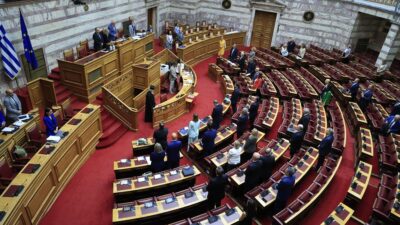Οι βουλευτές τηρούν ενός λεπτού σιγή για τον Απόστολο Βεσυρόπουλο