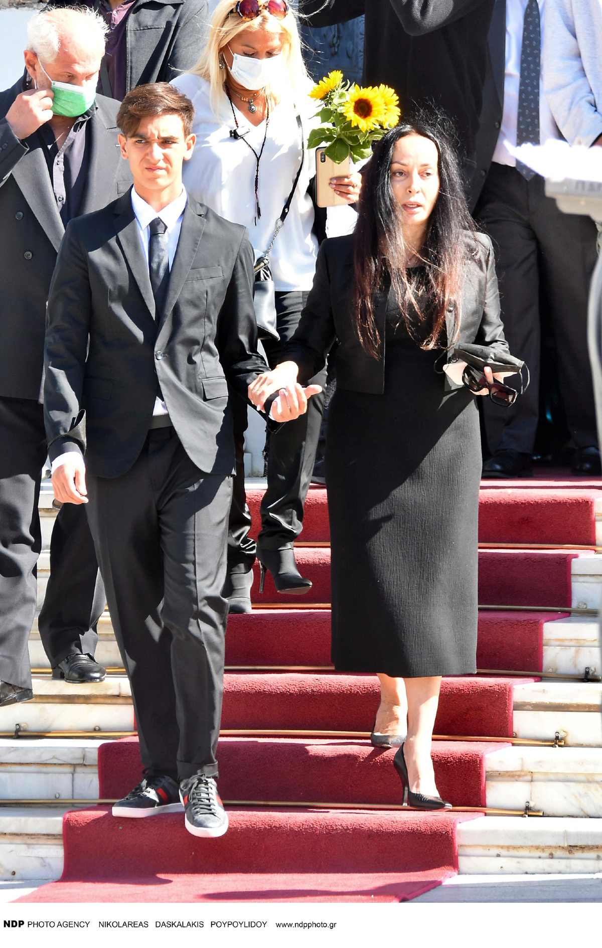 Η Βίκυ Σταμάτη στην κηδεία του Άκη Τζοχατζόπουλου