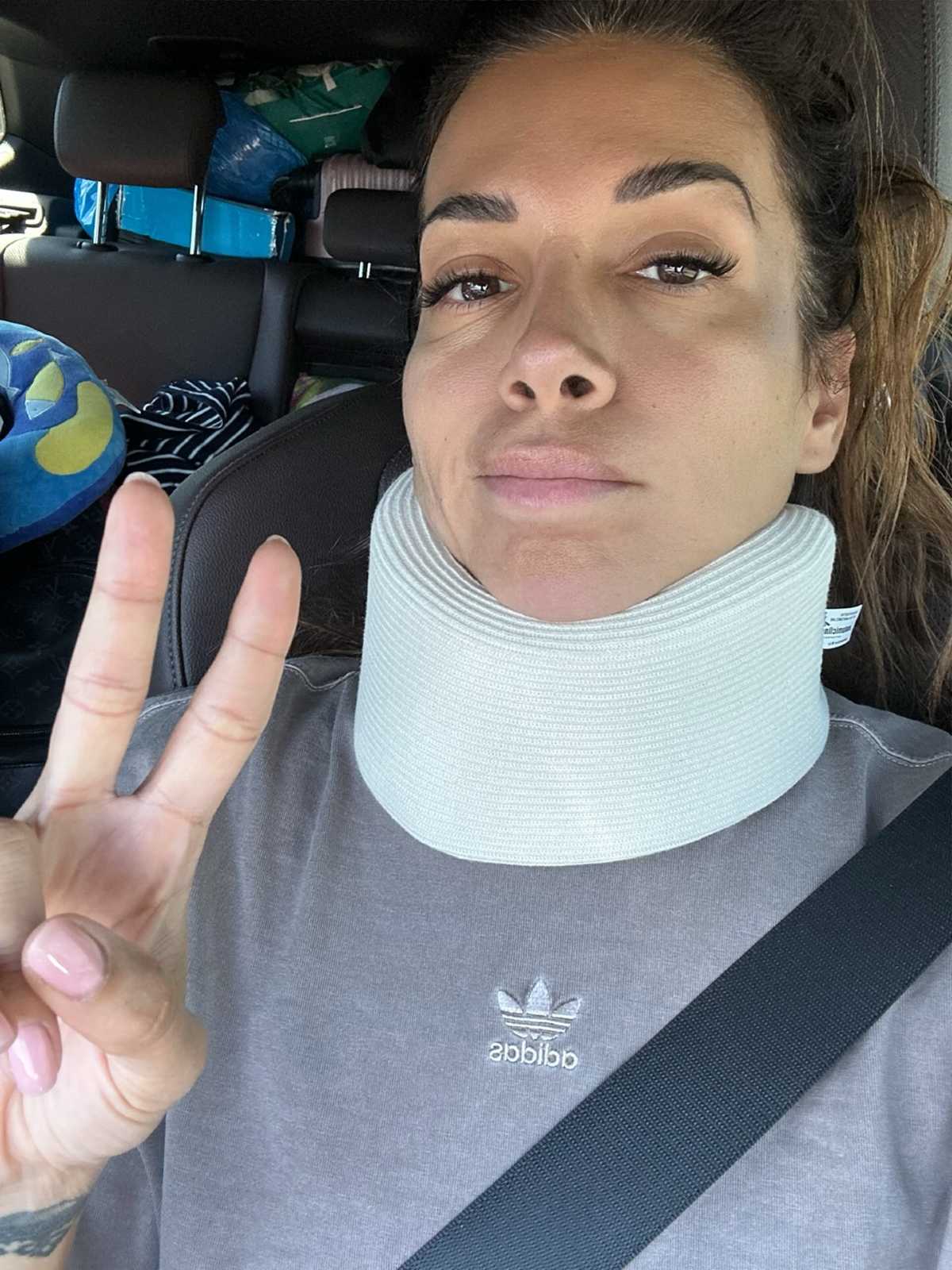 Η Ελένη Χατζίδου με κολάρο