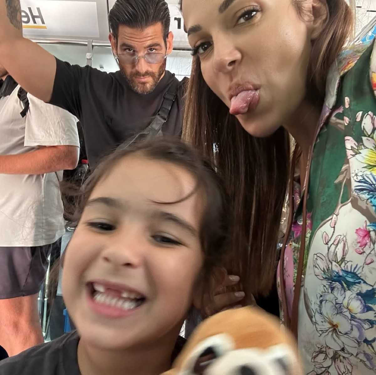 Η Χατζίδου,ο Παύλου και η Μελίτα στο αεροπλάνο