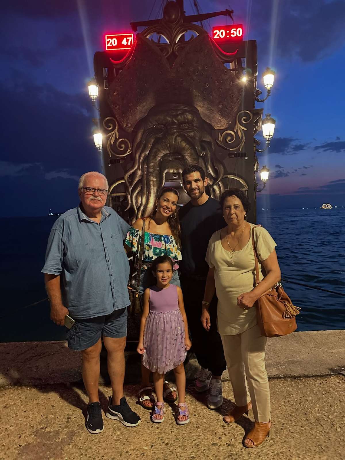 Η Ελένη χατζίδου και ο Ετεοκλής Παύλου με την οικογένειά τους