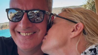 Η Κρίστη Τσολακάκη φιλάει στο μάγουλο τον Νίκο Χατζηνικολάου