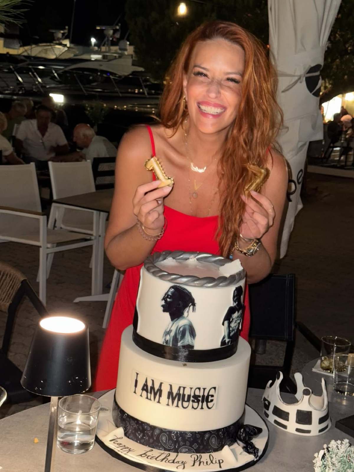 Η Σίσσυ Χρηστίδου με την τούρτα του γιου της