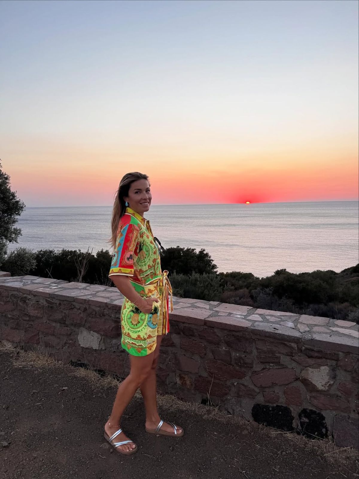 Η Μαριέττα Χρουσαλά μπροστά στο ηλιοβασίλεμα