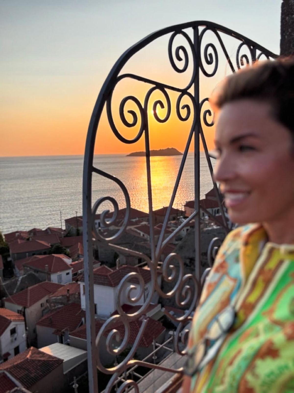 Η Μαριέττα Χρουσαλά μπροστά στο ηλιοβασίλεμα