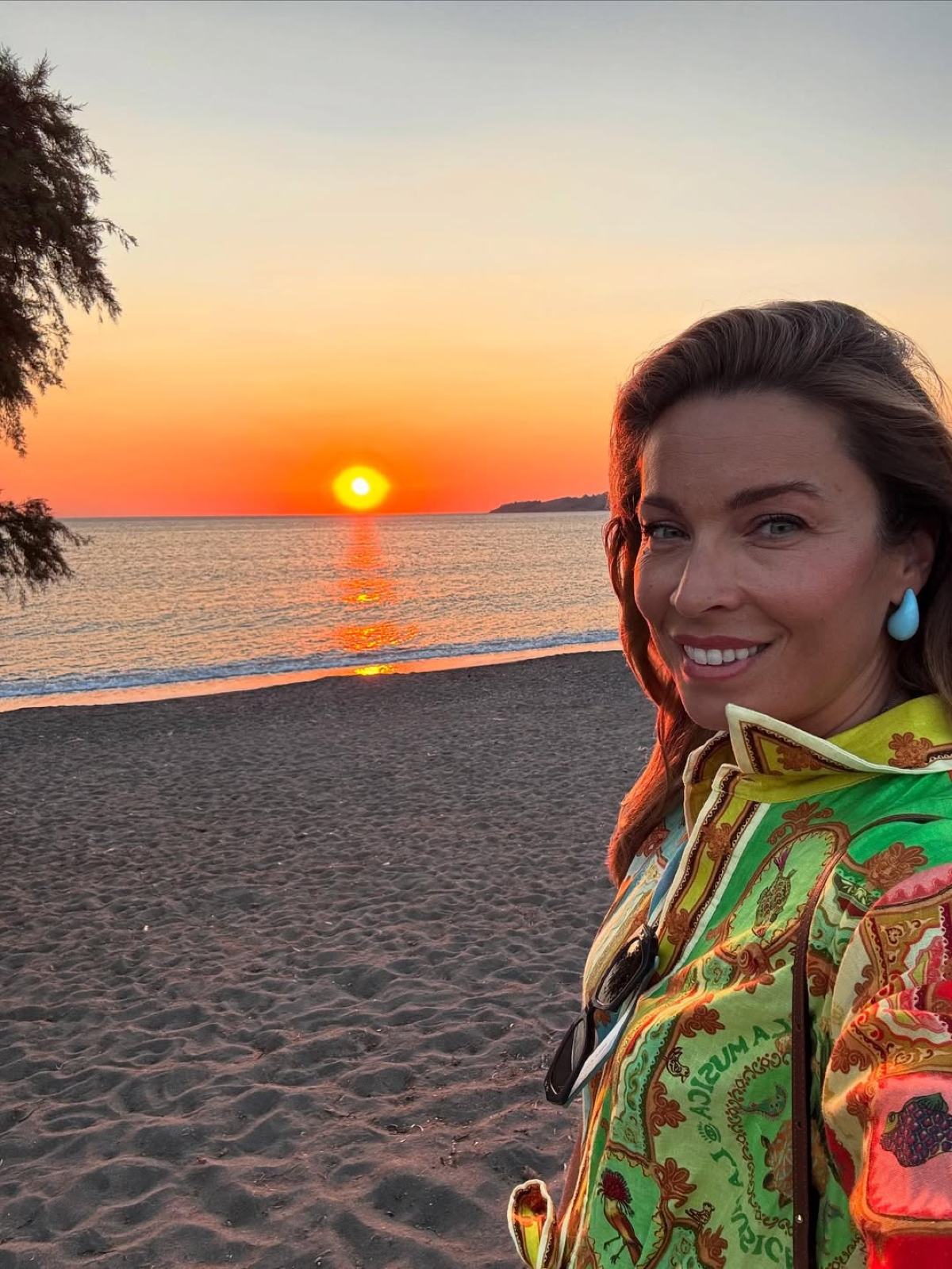 Η Μαριέττα Χρουσαλά μπροστά στο ηλιοβασίλεμα