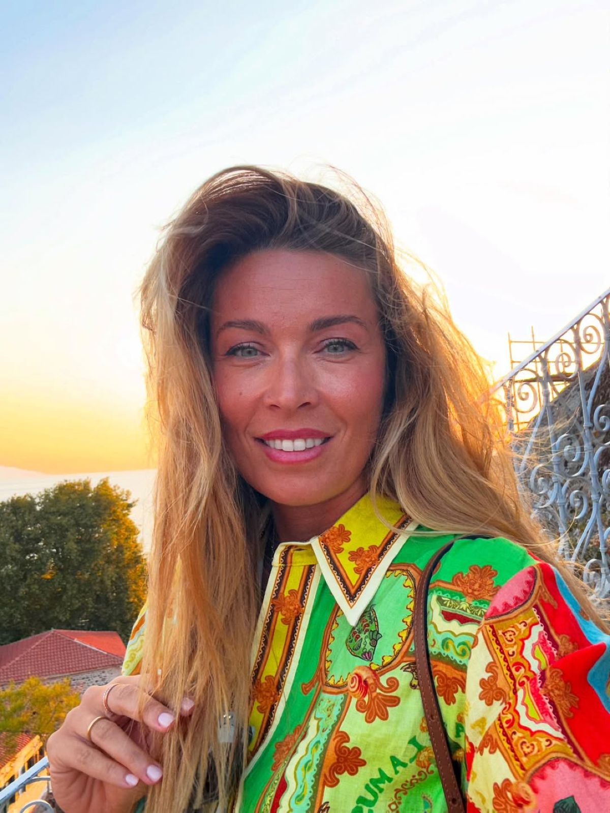 Η Μαριέττα Χρουσαλά μπροστά στο ηλιοβασίλεμα