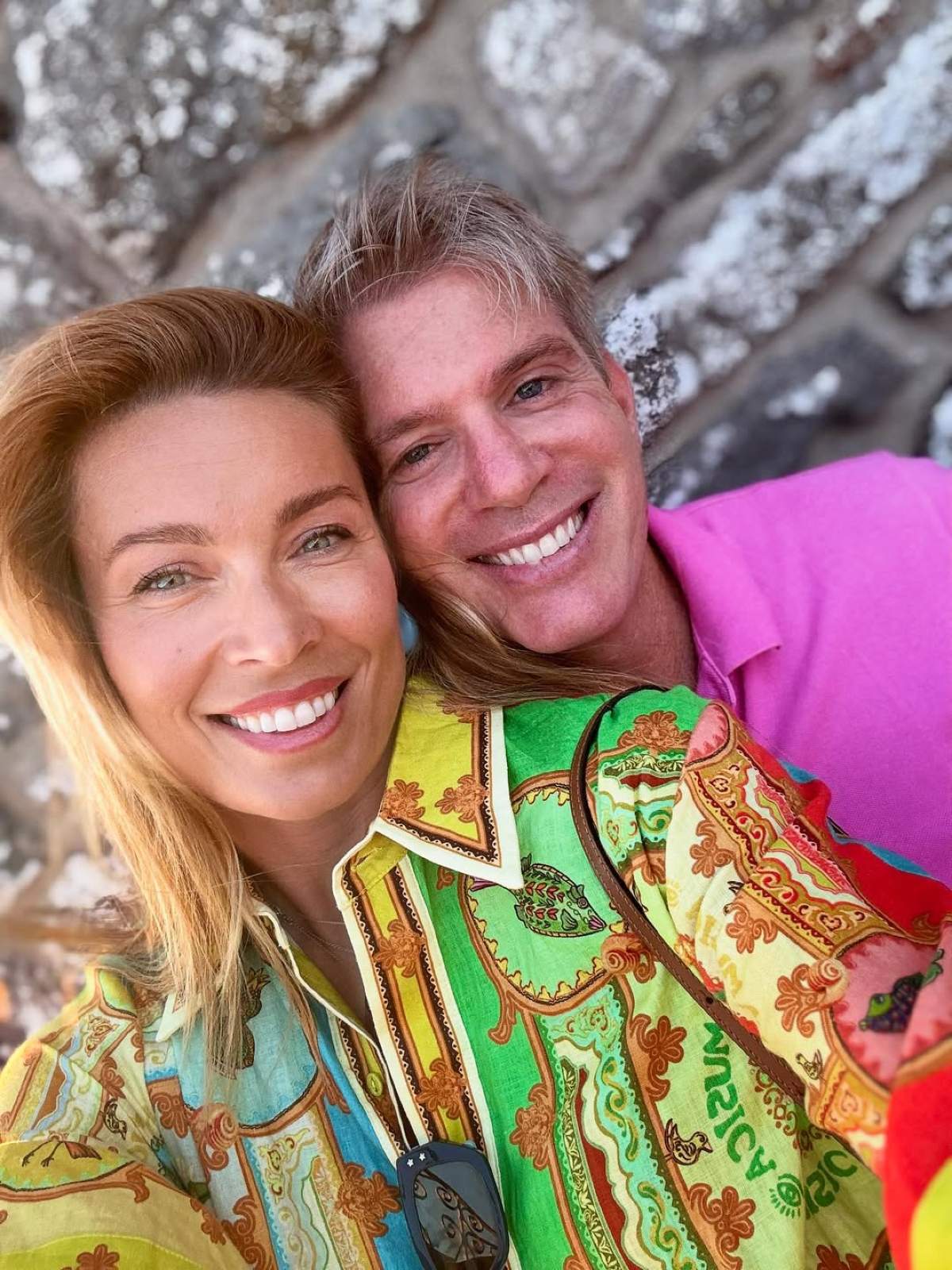 Η Μαριέττα Χρουσαλά και ο Λέων Πατίτσας αγκαλιά