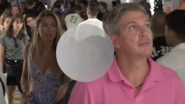 Η Μαριεττά Χρουσαλά και ο Λέων Πατίτσας στη Μύκονο με τα παιδιά τους