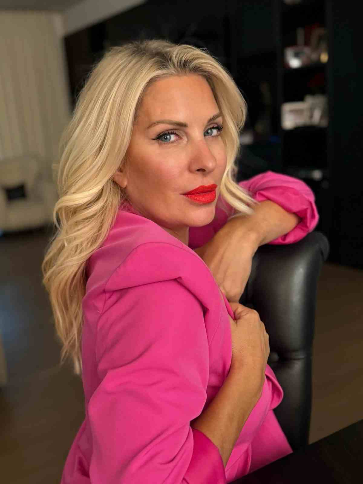 Ελένη Μενεγάκη: Ποζάρει με νάζι και κόκκινο κραγιόν - «Σήμερα»