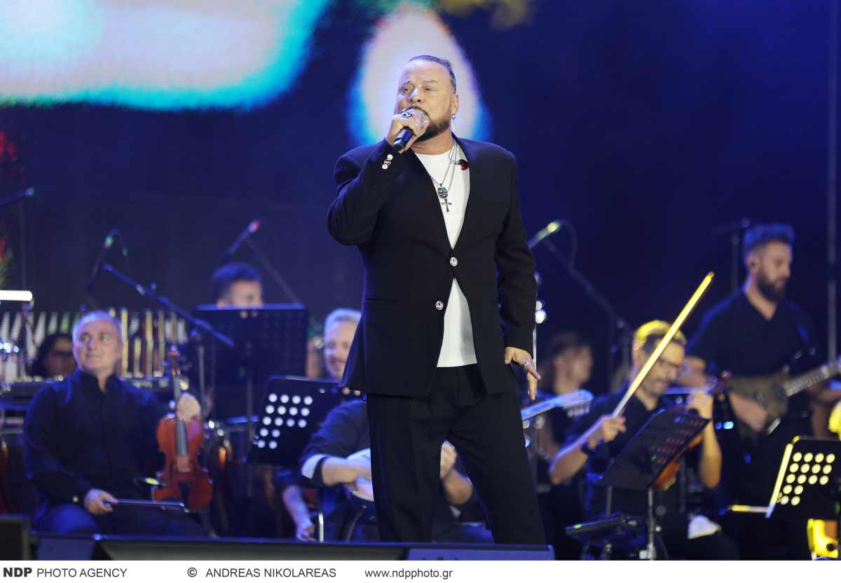 Λαμπερή βραδιά με επώνυμους στη συναυλία για τον Γρηγόρη Μπιθικώτση στο Καλλιμάρμαρο