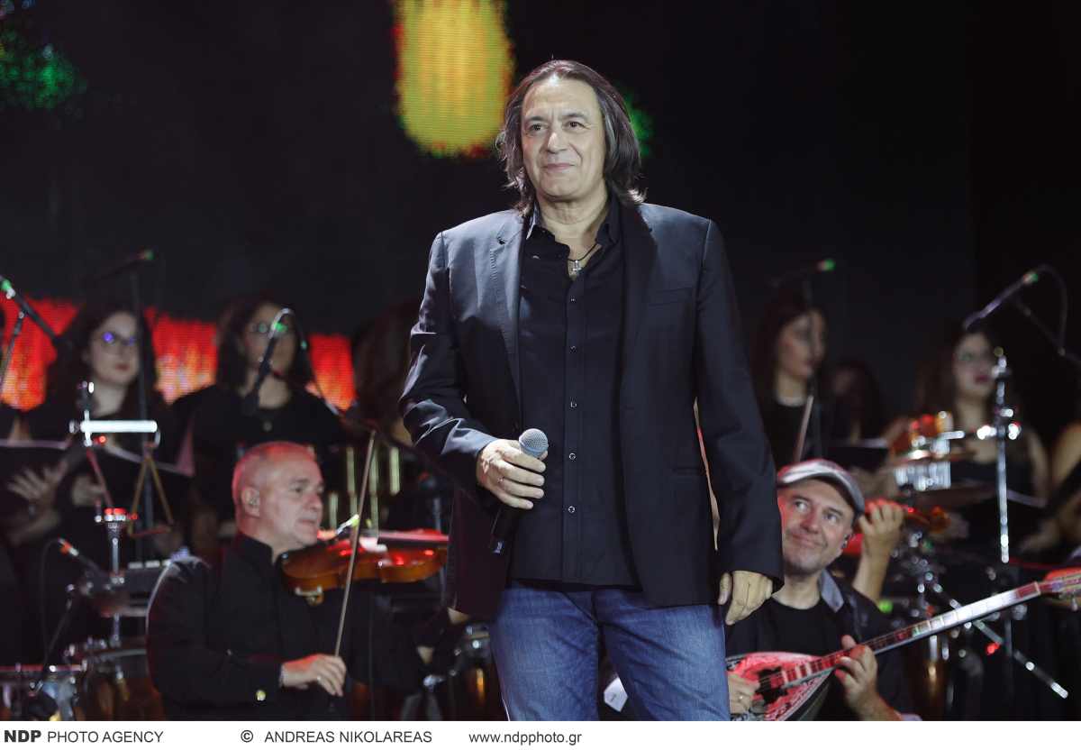 Λαμπερή βραδιά με επώνυμους στη συναυλία για τον Γρηγόρη Μπιθικώτση στο Καλλιμάρμαρο