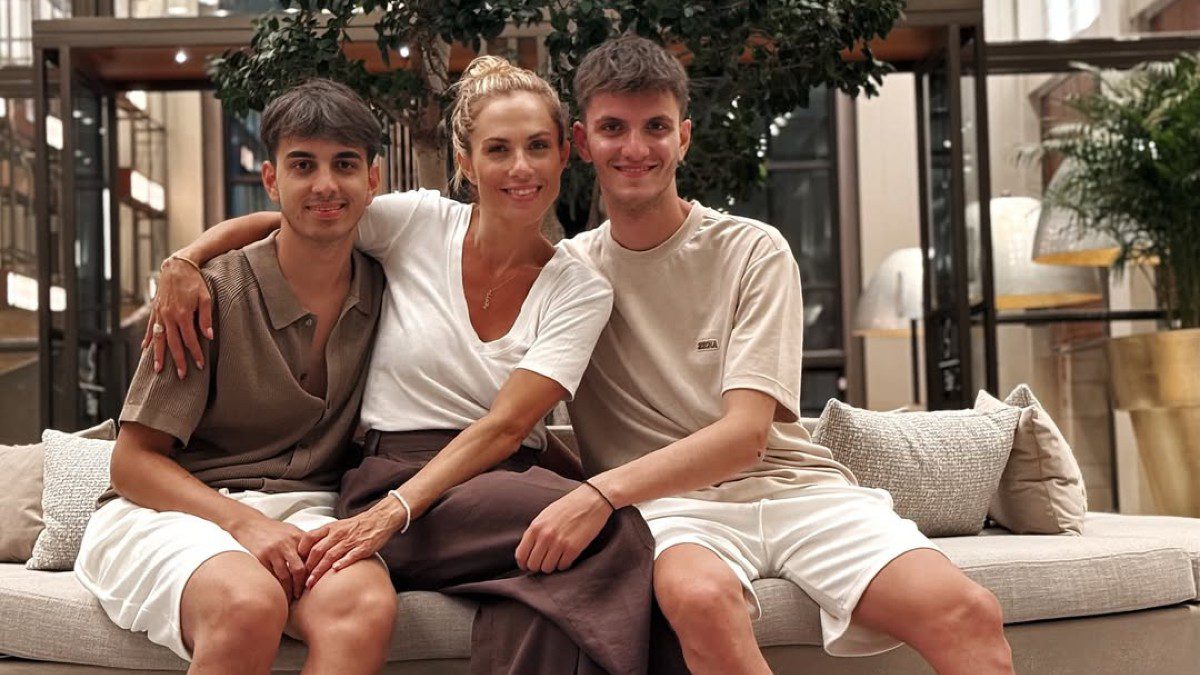 Η Ντορέττα Παπαδημητρίου με τους γιους της