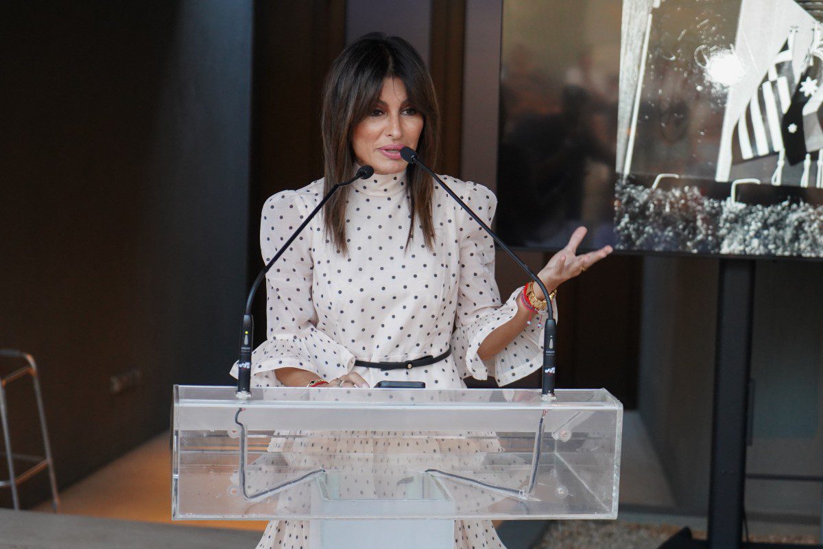 Η Βικτώρια Μπούση στο βήμα μιλάει για τη μητέρα της