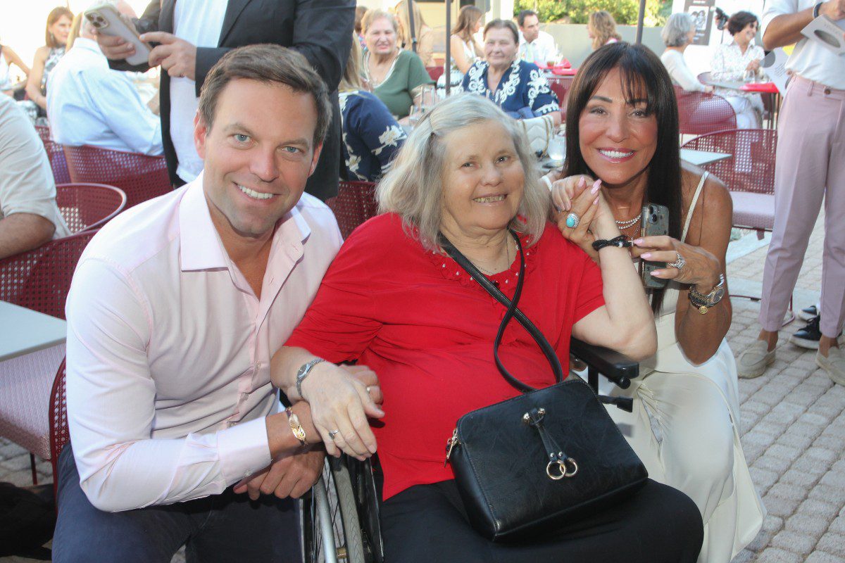 Ο Στέφανος Κασσελάκης και η Ελένη Παλυβού- Μπούση με τη φίλη της Ζέλα Αραμπαντζή