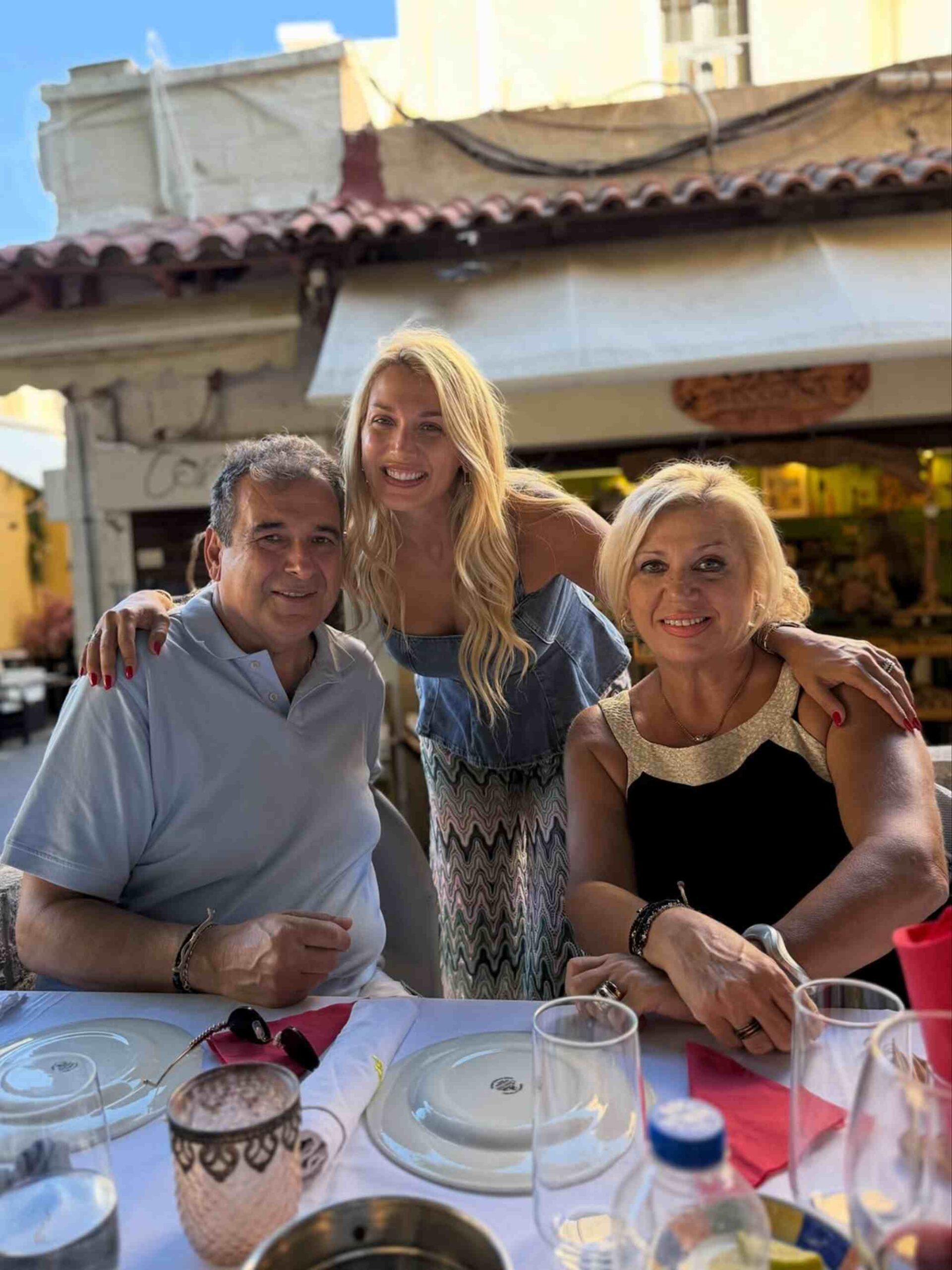 Κωνσταντίνα Σπυροπούλου: Ποζάρει με τους γονείς της στη Ρόδο (Φωτογραφίες)