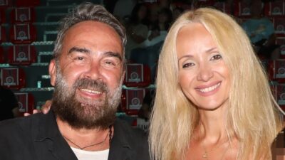 Ο Γρηγόρης Γκουντάρας με τη Ναταλί Κάκκαβα και τα παιδια