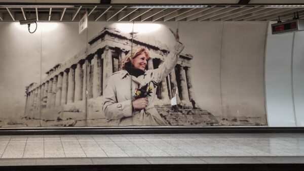 Βανδάλισαν τη φωτογραφία της Μελίνας Μερκούρη στο Μετρό Ακρόπολη