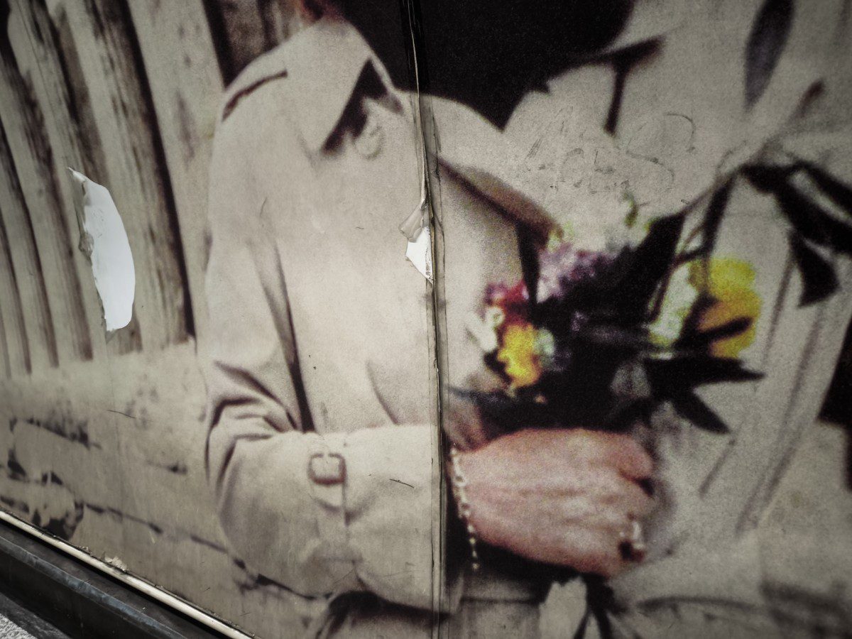 Βανδάλισαν τη φωτογραφία της Μελίνας Μερκούρη στο Μετρό Ακρόπολη