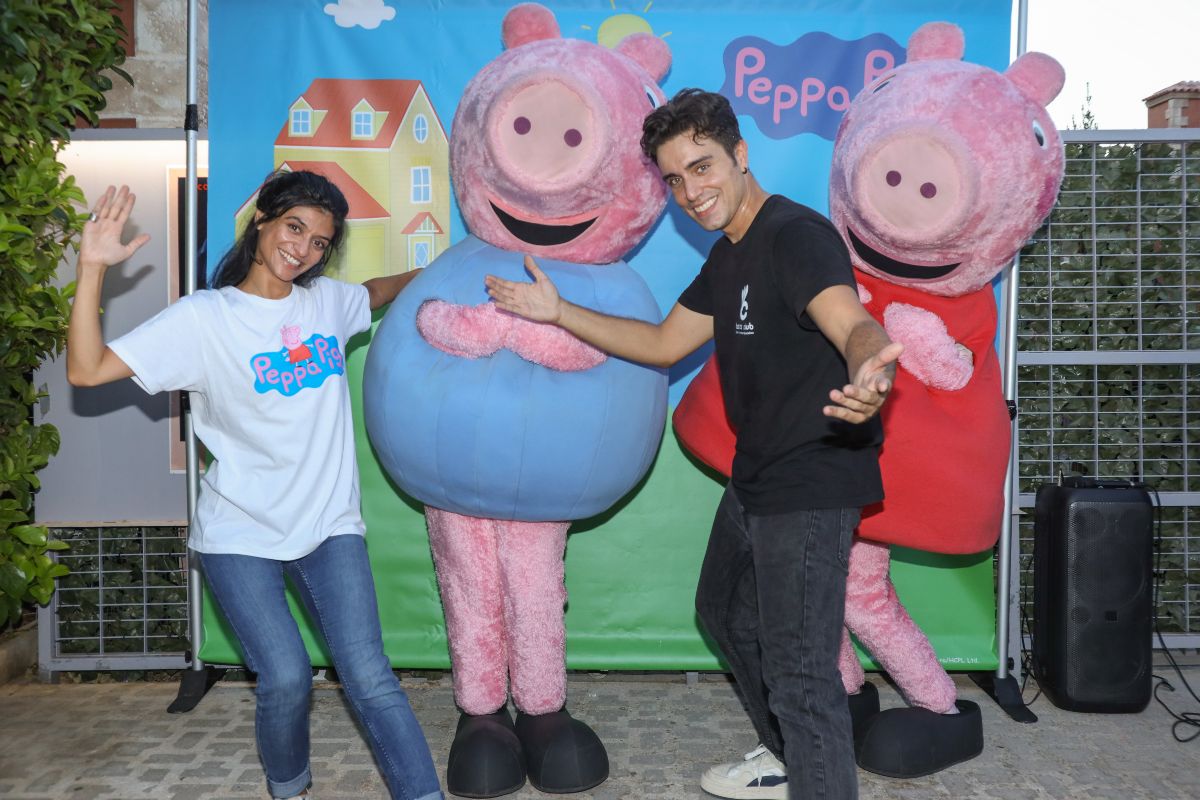 Ο Γιάννης Χατζηγεωργίου ποζάρει με την αγαπημένη ηρωίδα των παιδιών