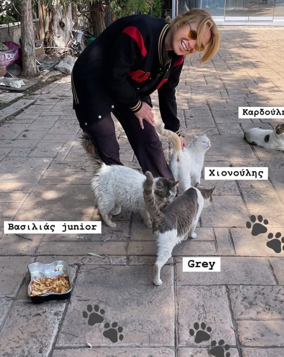 Η Ρίτσα Μπιζόγλη με τα γατιά της
