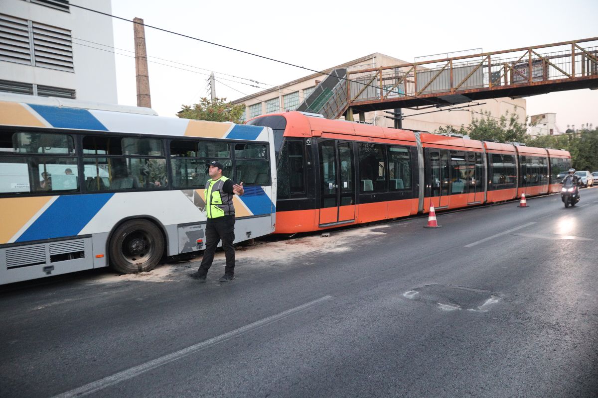 Τραμ τράκαρε λεωφορείο  