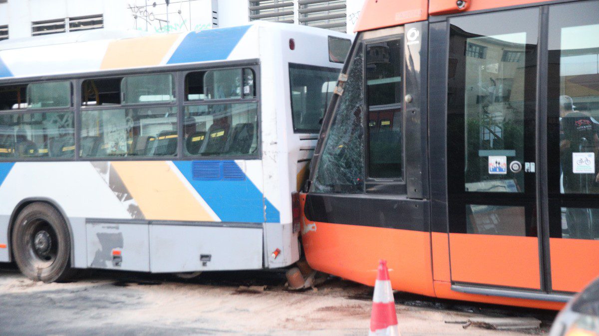 Τραμ τράκαρε λεωφορείο