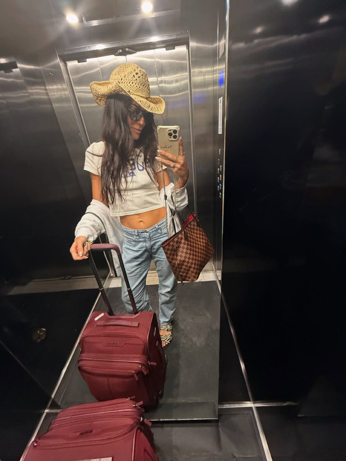 Η Ήβη Αδάμου στο ασανσέρ