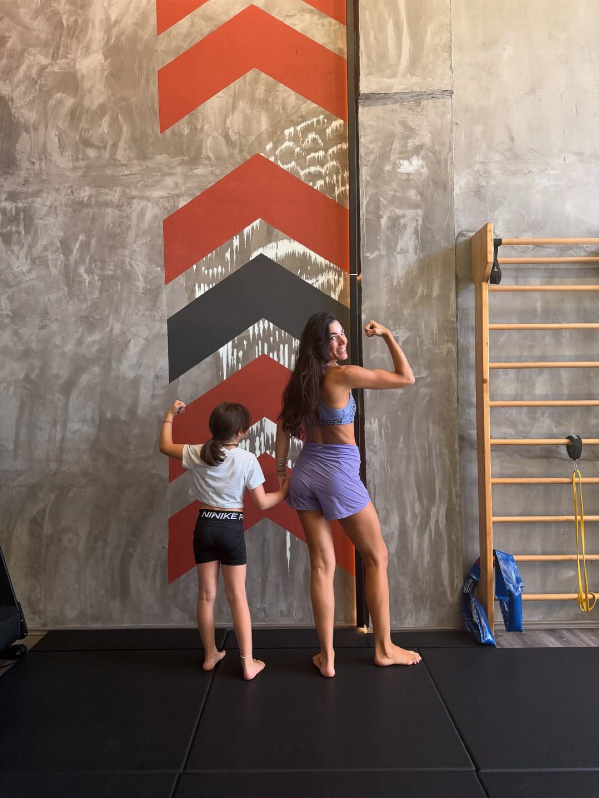 Η Ήβη Αδάμου με την κόρη της στο γυμναστήριο