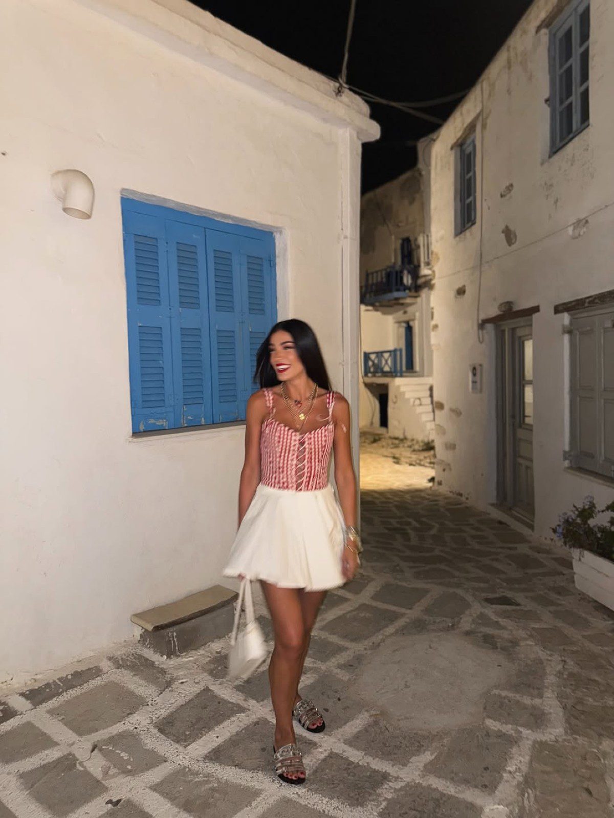 Η Ήβη Αδάμου σε σοκάκια νησιού